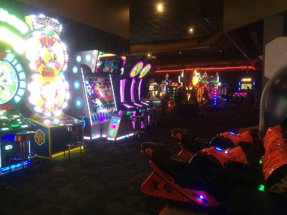 <b>Dave & Buster's (Lawrenceville)</b>
<br>
<b>Dirección</b>: 5900 Sugarloaf Pkwy, Ste 441. Lawrenceville, GA
<br>
<b>Teléfono</b>: (678) 847-5400
<br>
<b>Sitio web</b>: 
<a href="https://www.daveandbusters.com/us/en/about/locations/lawrenceville-sugarloaf">https://www.daveandbusters.com/us/en/about/locations/lawrenceville-sugarloaf</a> 
<br>
<b><a href="https://www.yelp.com/map/dave-and-busters-lawrenceville-sugarloaf-lawrenceville">Cómo llegar</a></b>
<br>
<br>Centro de diversiones con juegos de video tipo arcadia, bebidas, comida y mucho más para todas las edades.