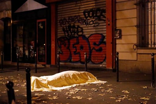 Una víctima yace frente al teatro Bataclan.