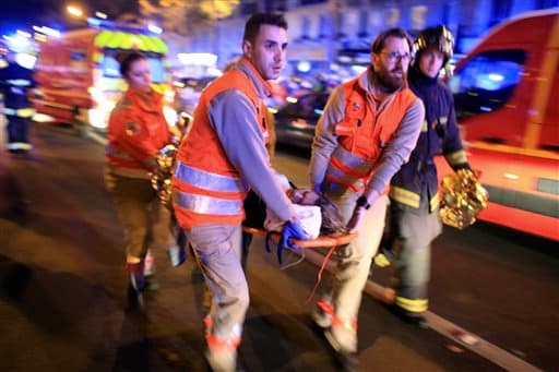 Una mujer es evacuada de la sala de conciertos Bataclan, uno de los lugares atacados.
