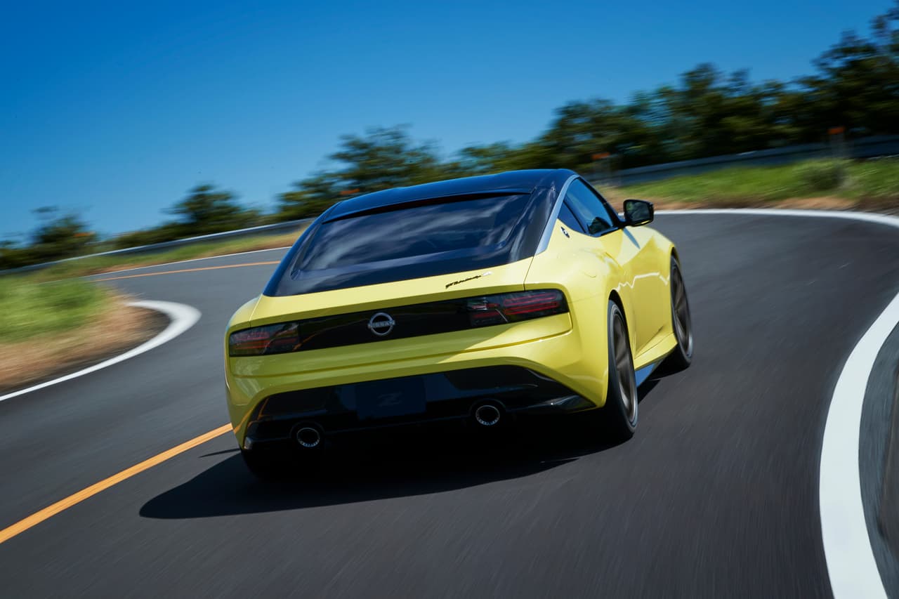 Elementos aerodinámicos en la parte trasera usan fibra de carbono. Estos ayudan a mantener el carro estable a altas velocidades.