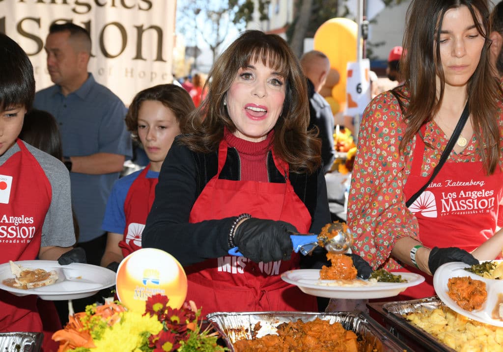 Uno de los eventos más destacados fue la tradicional celebración de Acción de Gracias organizada por la Misión de Los Ángeles, una organización religiosa. En la imagen aparece Kate Linder.