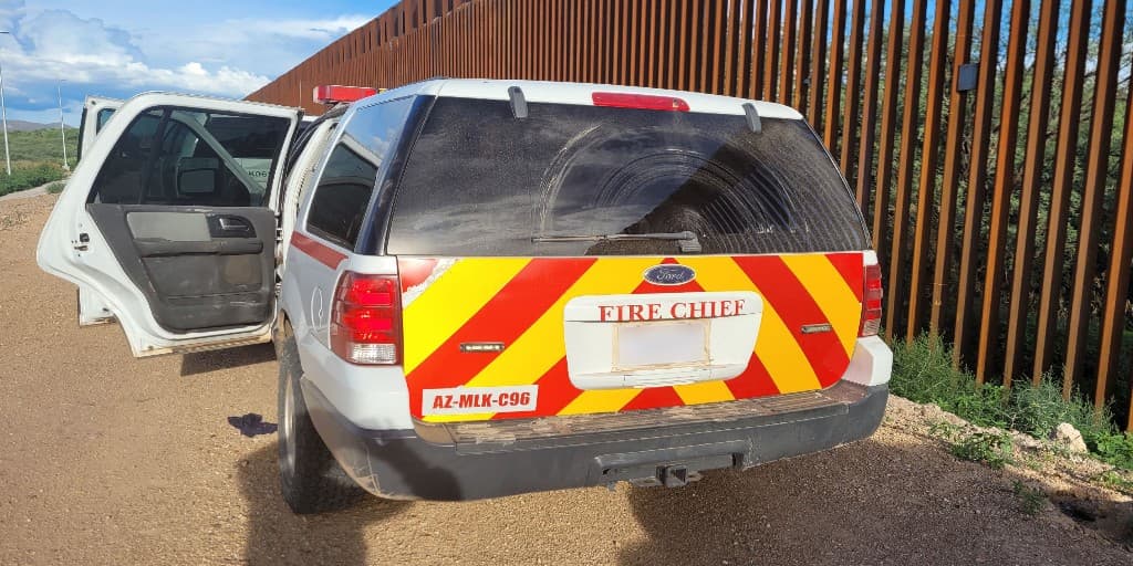 Autoridades fronterizas incautaron este lunes una camioneta que fue abandonada y tiene las marcas del Distrito de Bomberos de Mormon Lake.