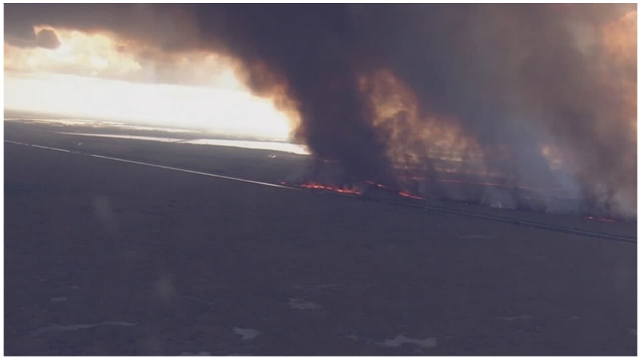 Incendios de maleza consumen 5,800 acres en Miami-Dade: autoridades cierran la avenida Krome