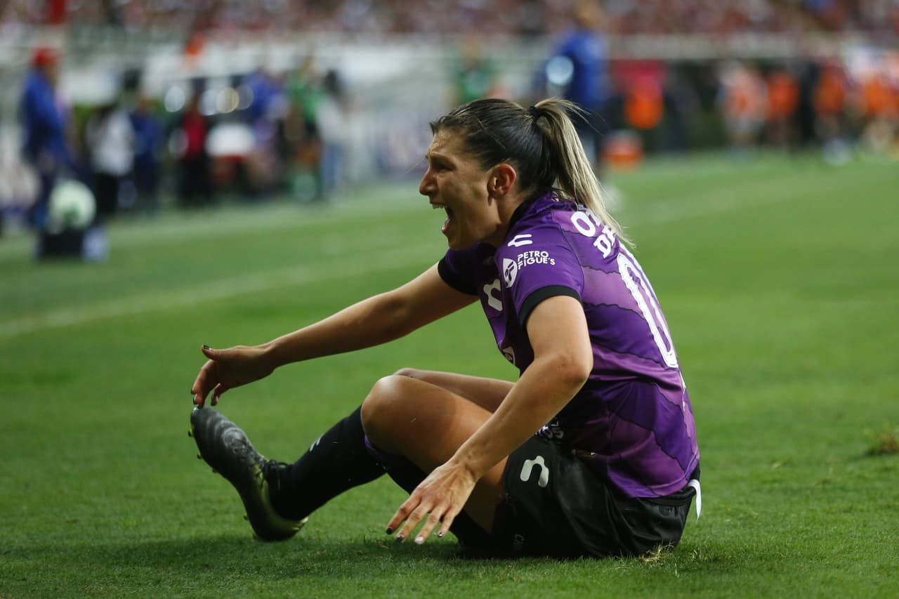 Chivas cayó en la vuelta, pero se impuso en el global gracias al triunfo en la ida y Blanca Félix se erigió como la heroína tras atajarle un penal a Charlyn Corral.