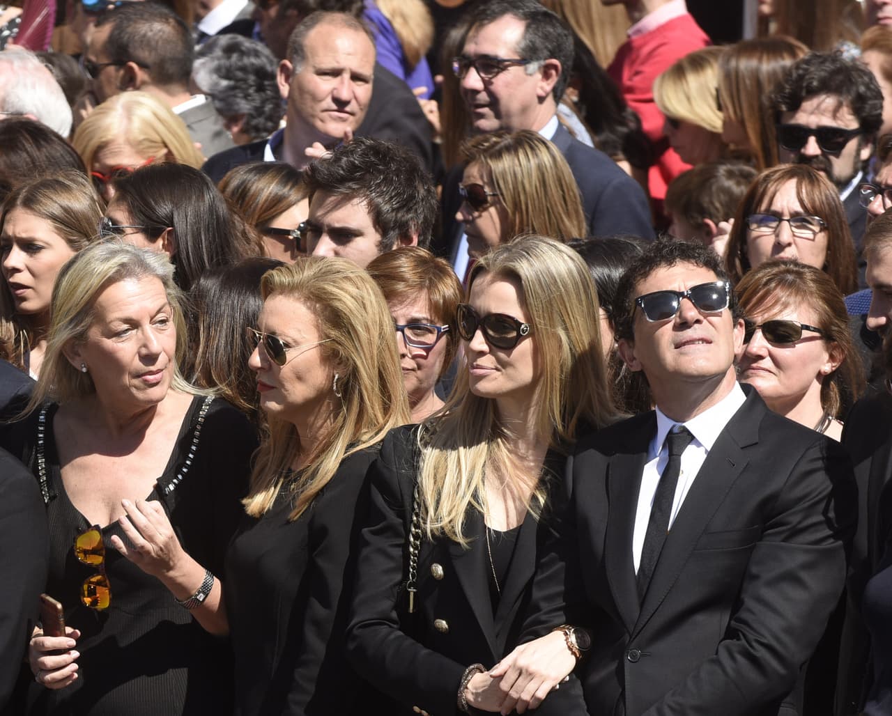 Se la pasaron tomaditos de la mano y mirándose con cariño.