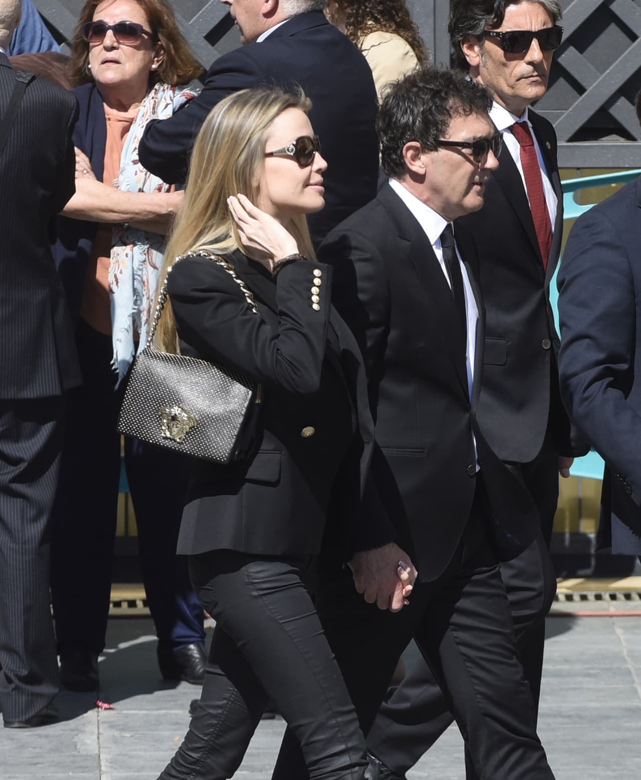 De manita sudada durante la procesión.