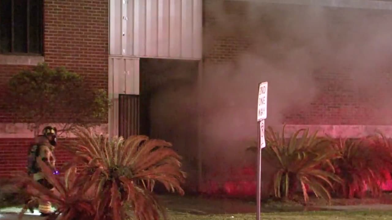Y por último, el St. Johns Knowles Youth Center Church se comenzó a incendiar desde la cocina y luego al área del gimnasio. Los bomberos de Houston investigan las causas donde afortunadamente no hubo víctimas.