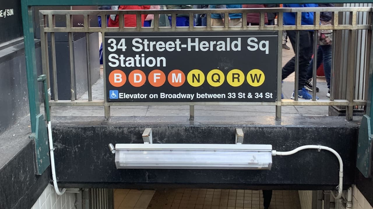 Indigente apuñala a adulto mayor en estación del metro de Herald Square en Manhattan
