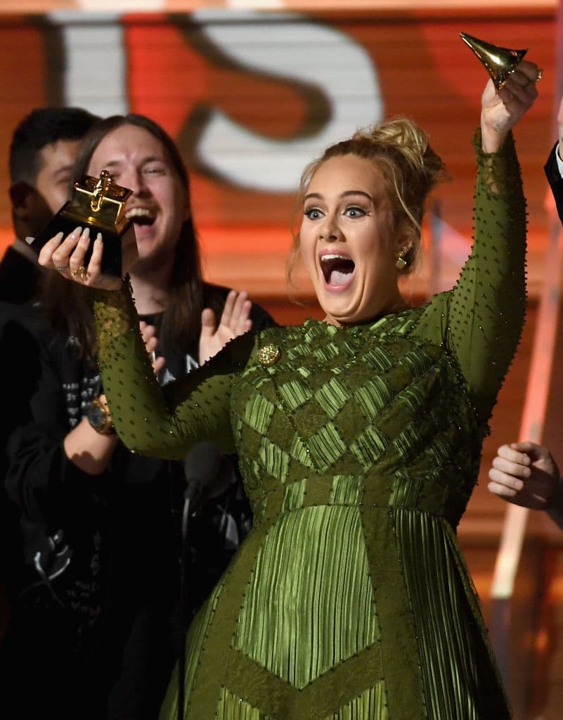 Hasta rompió el megáfono de oro de la alegría. ¡Esa es Adele!