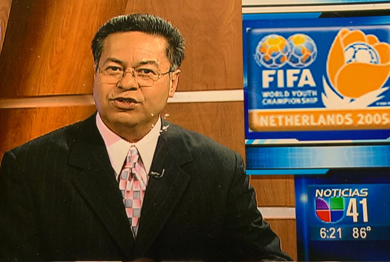 Salvador siguió los pasos de su madre doña Maria Cristina Umanzor, quien fuera una de las locutoras más conocidas en su país.