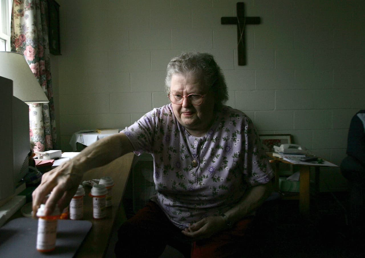 Las personas mayores de 65 años y con riesgos de salud aún están más seguras en casa.