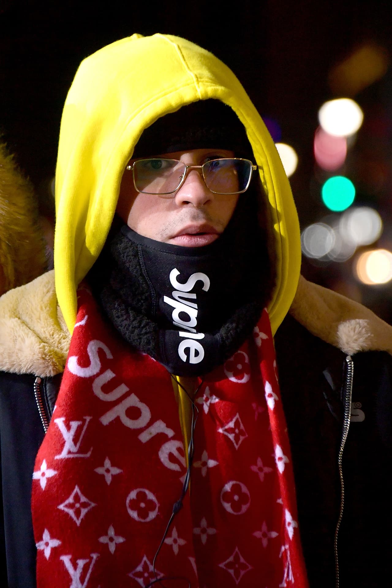 Para Bad Bunny "'OASIS' es un disco trascendental y refrescante; viene a tu rescate, a darte un alivio. Un oasis te suple lo que necesitas y te ayuda a encontrar lo que te falta espiritualmente; esto es lo que representa este álbum". Agregó que trabajar con J Balvin fue una experiencia sin igual, "siempre lo he admirado y respetado mucho y hemos tenido una excelente vibra a lo largo de todo este proceso".