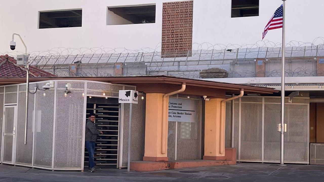 Como lo anunció la Oficina de Aduanas y Protección Fronteriza, a partir de las 10 de la mañana de este jueves 4 de diciembre, se reanudaron las operaciones del cruce fronterizo de 
<b>Morley Gate, en Nogales.</b>