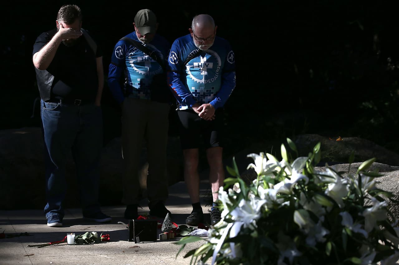 Decenas de personas conmemoraron la lucha contra el Síndrome de Inmunodeficiencia Adquirida este martes en el Memorial Nacional del SIDA en San Francisco.
