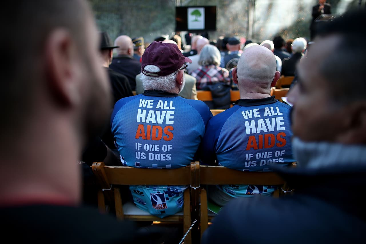 Decenas de personas conmemoraron la lucha contra el Síndrome de Inmunodeficiencia Adquirida este martes en el Memorial Nacional del SIDA en San Francisco.