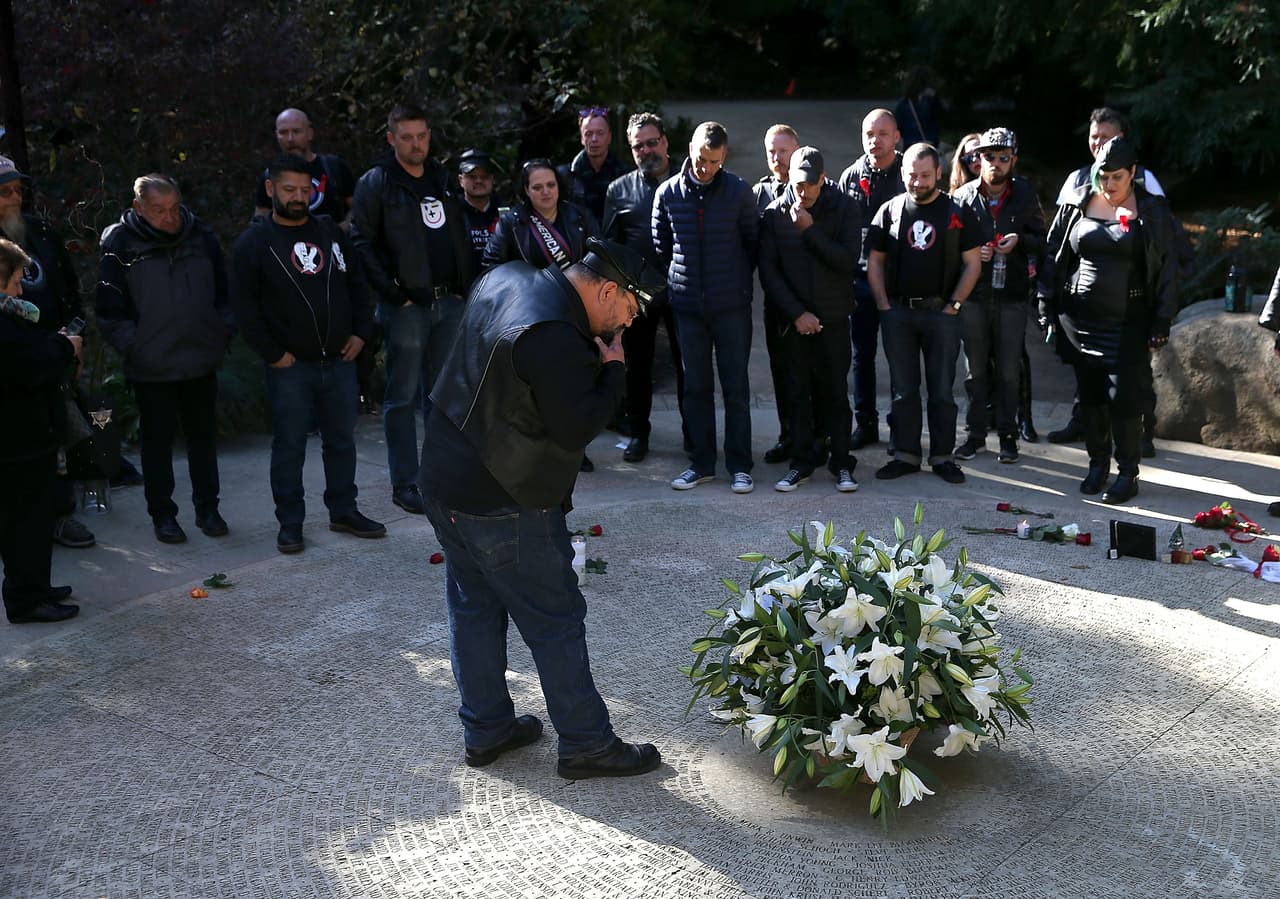 Decenas de personas conmemoraron la lucha contra el Síndrome de Inmunodeficiencia Adquirida este martes en el Memorial Nacional del SIDA en San Francisco.
