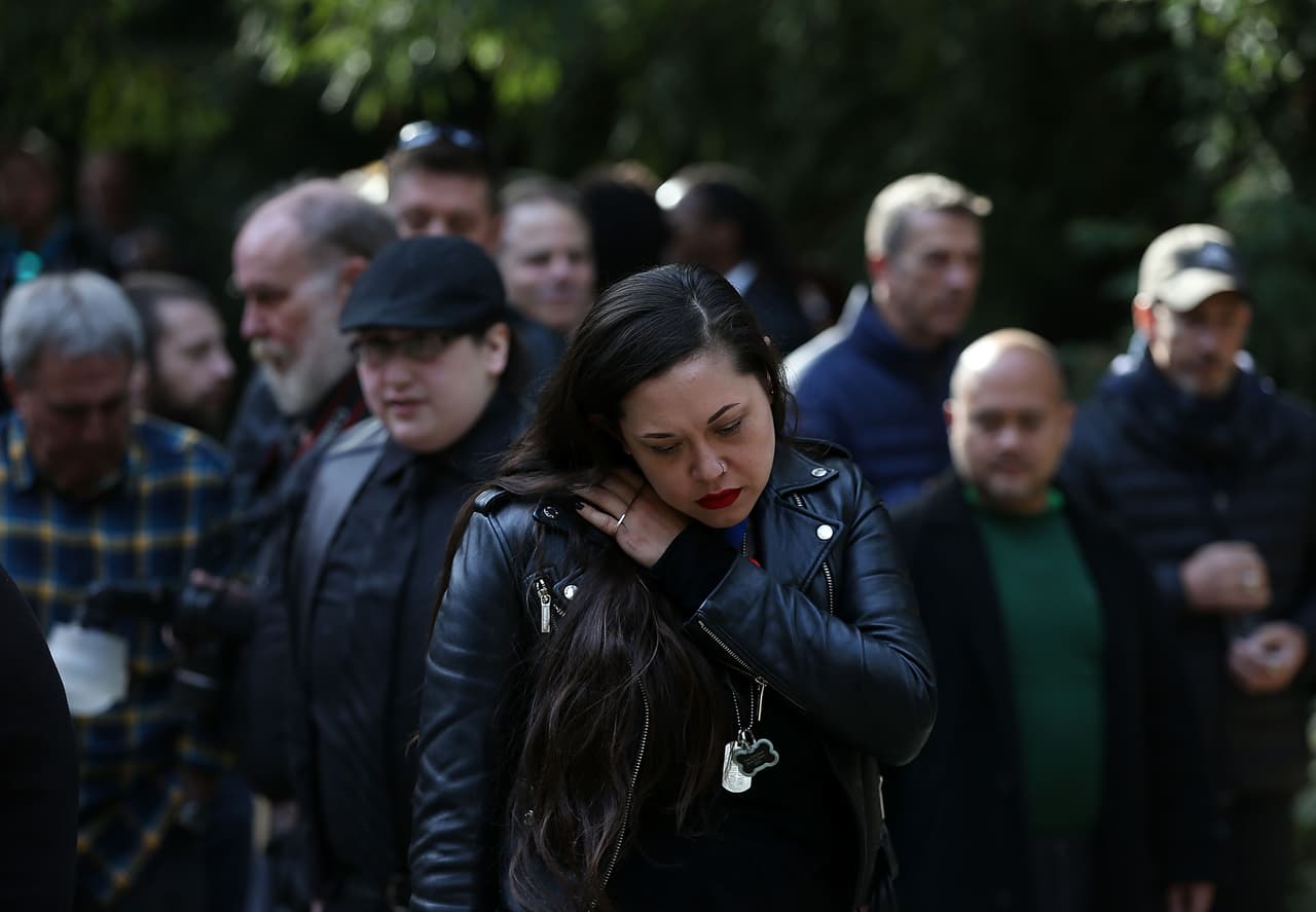 Decenas de personas conmemoraron la lucha contra el Síndrome de Inmunodeficiencia Adquirida este martes en el Memorial Nacional del SIDA en San Francisco.