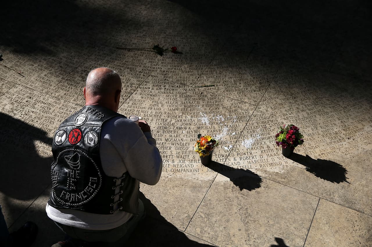 Decenas de personas conmemoraron la lucha contra el Síndrome de Inmunodeficiencia Adquirida este martes en el Memorial Nacional del SIDA en San Francisco.