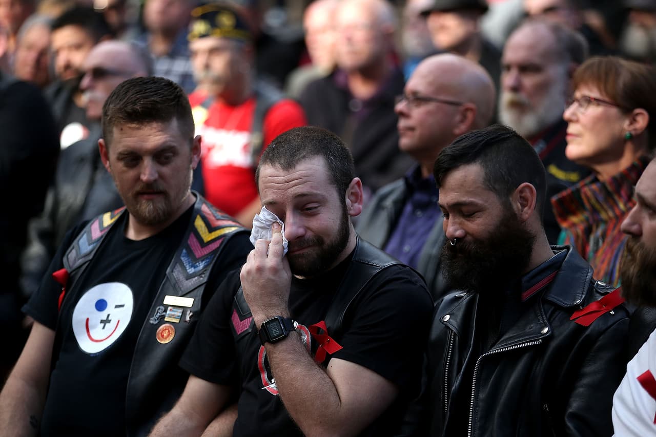 Decenas de personas conmemoraron la lucha contra el Síndrome de Inmunodeficiencia Adquirida este martes en el Memorial Nacional del SIDA en San Francisco.