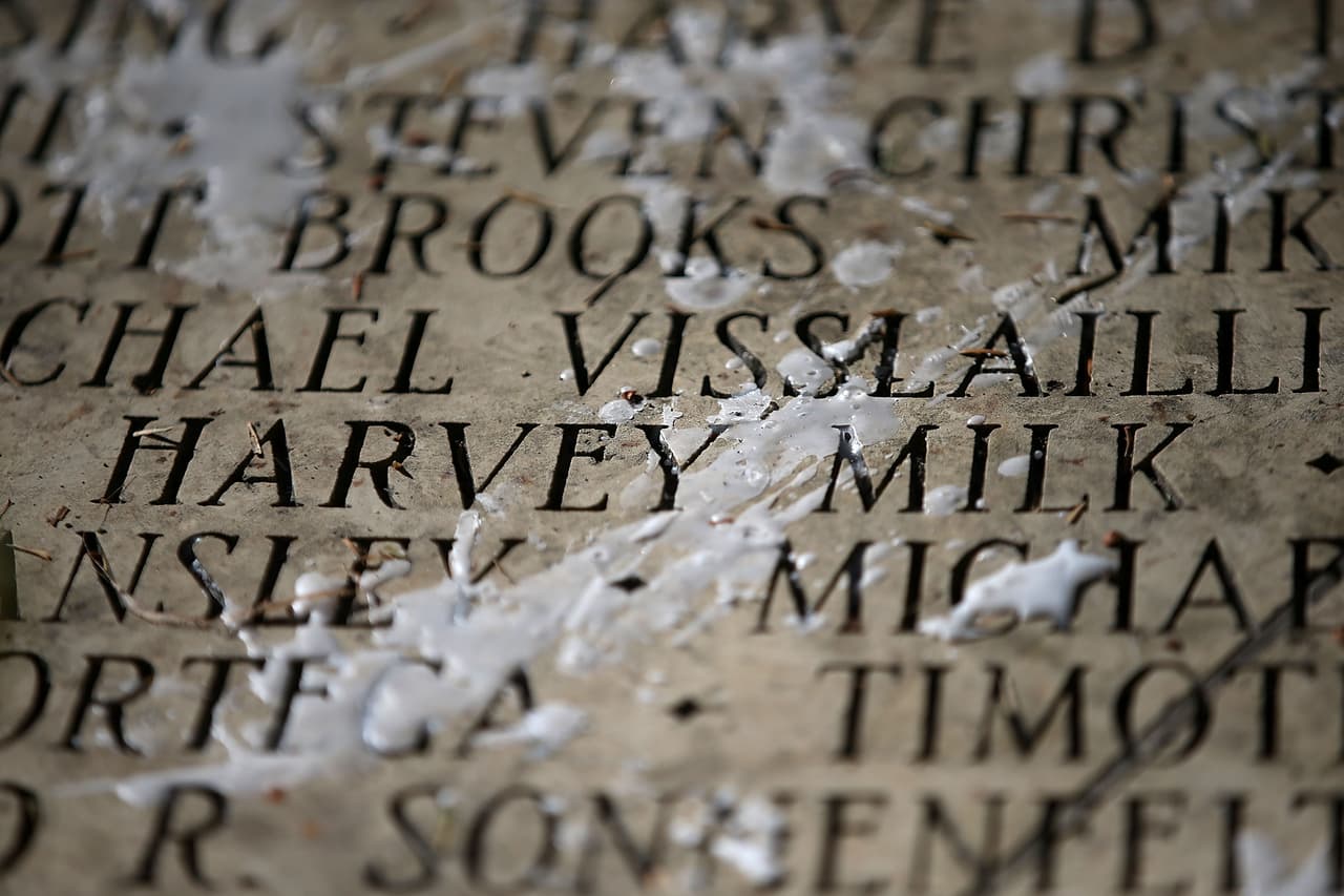 Decenas de personas conmemoraron la lucha contra el Síndrome de Inmunodeficiencia Adquirida este martes en el Memorial Nacional del SIDA en San Francisco.
