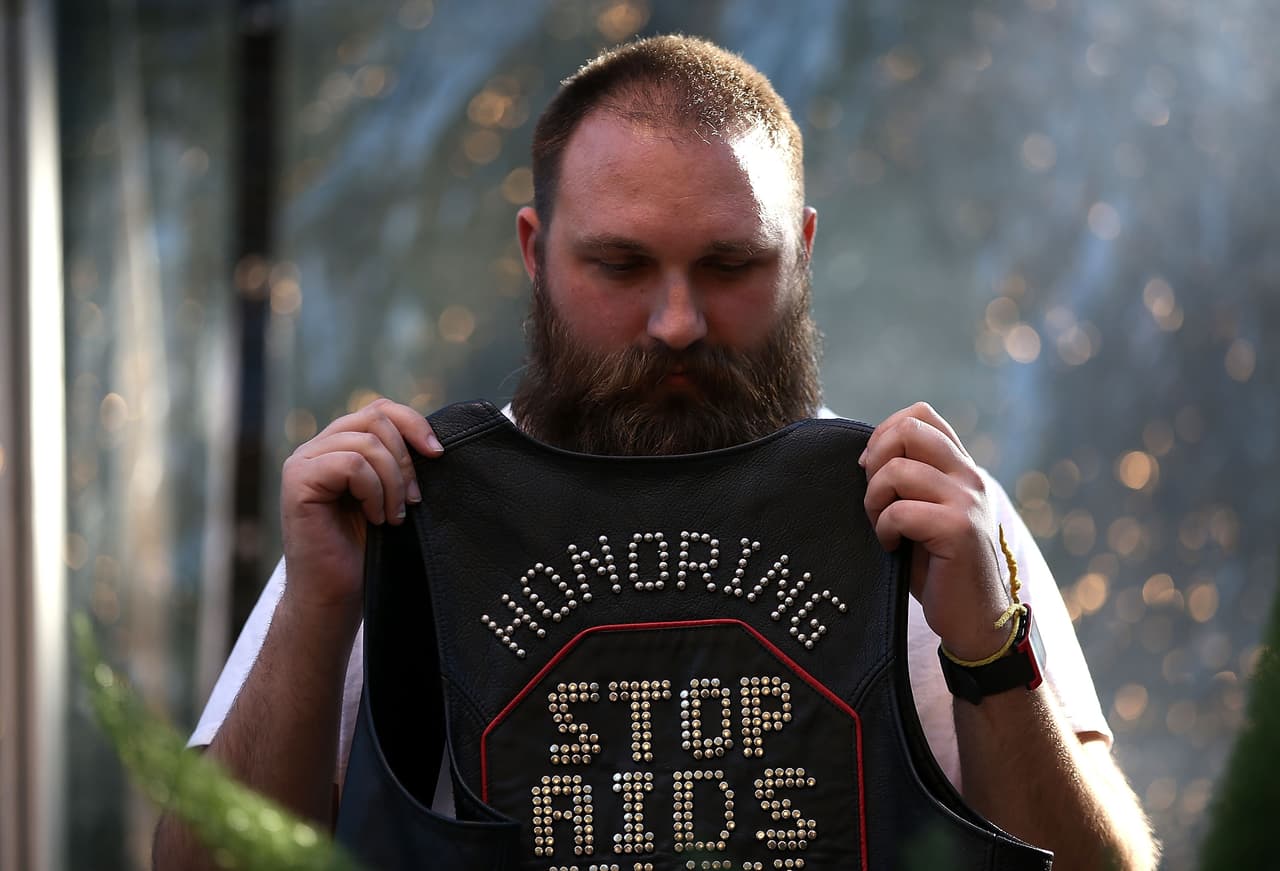 Decenas de personas conmemoraron la lucha contra el Síndrome de Inmunodeficiencia Adquirida este martes en el Memorial Nacional del SIDA en San Francisco.