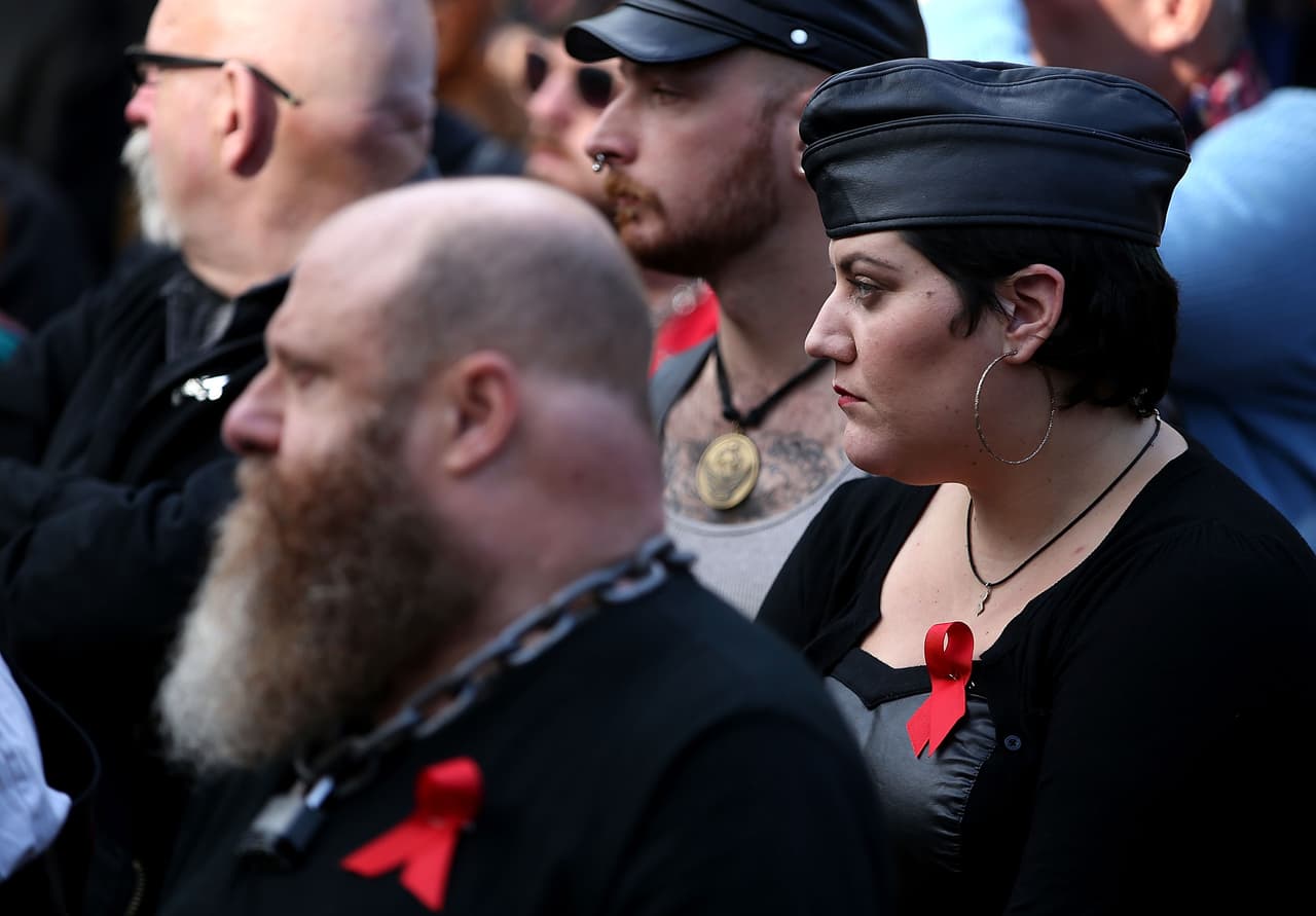 Decenas de personas conmemoraron la lucha contra el Síndrome de Inmunodeficiencia Adquirida este martes en el Memorial Nacional del SIDA en San Francisco.