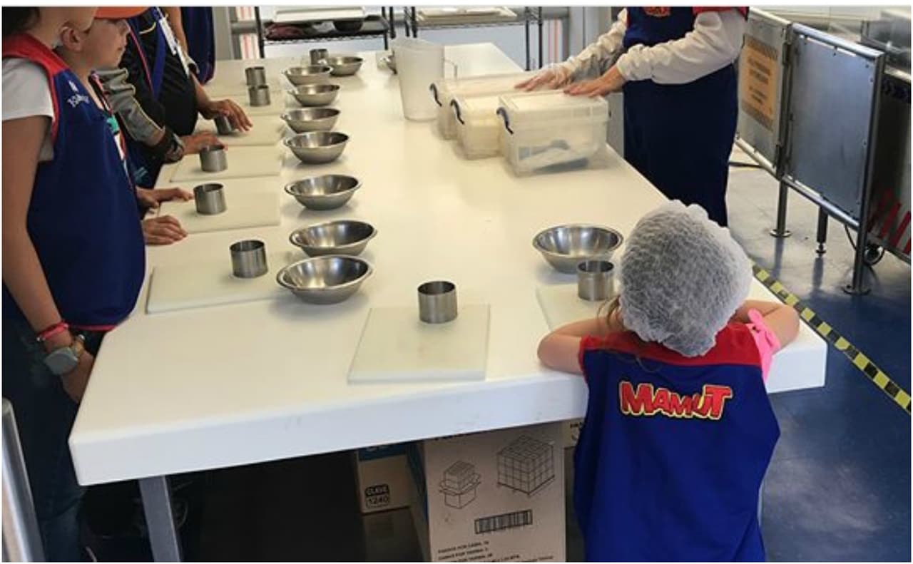 El papel de cocinera lo hizo muy bien, ella aprendió a hornear unas deliciosas galletas.