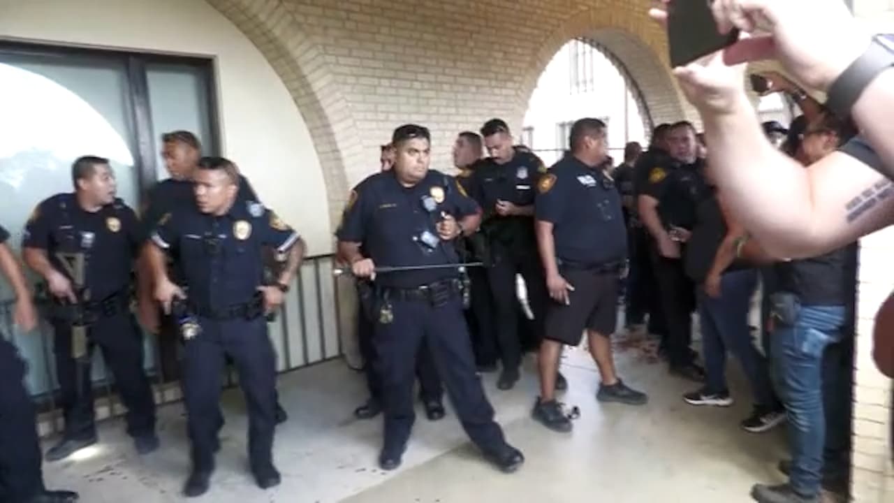 Algunos padres de familia se encontraban molestos por la prohibición de alumnos de estar incomunicados y por retenerlos dentro de la escuela.