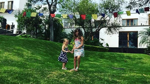 Alexa Miranda es su hermanita menor, con la que siempre la vemos jugando.