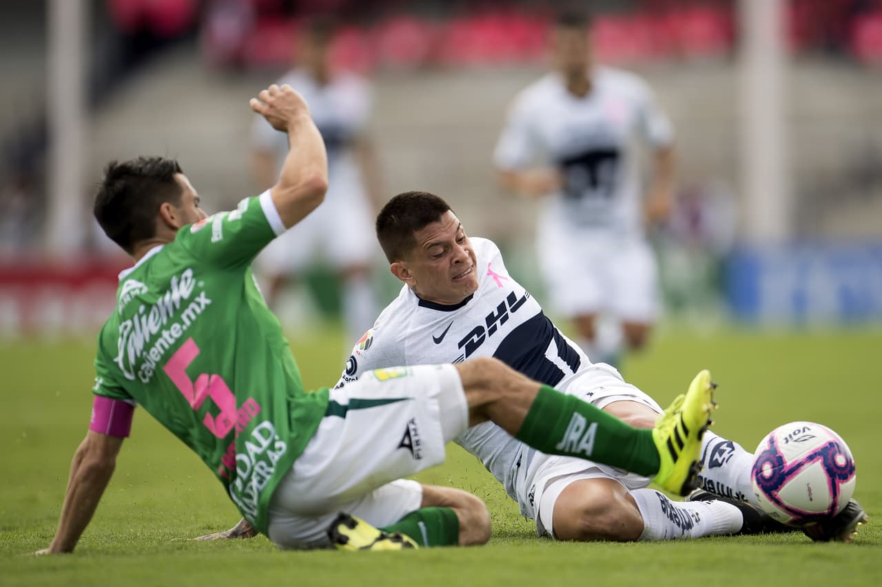 Pumas 1-2 León. Con goles de Macías y Tesillo, para La Fiera; por los locales descontó Carlos González.
