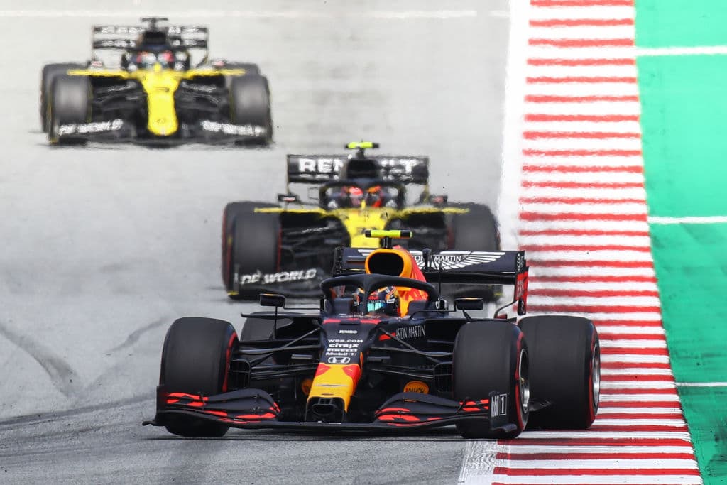 Así quedaron los primeros diez: Hamilton, Bottas, Verstappen, Albon, Norris, Pérez, Stroll, Ricciardo, Sainz y Kvyat. La siguiente fecha se correrá el Gran Premio de Hungría.