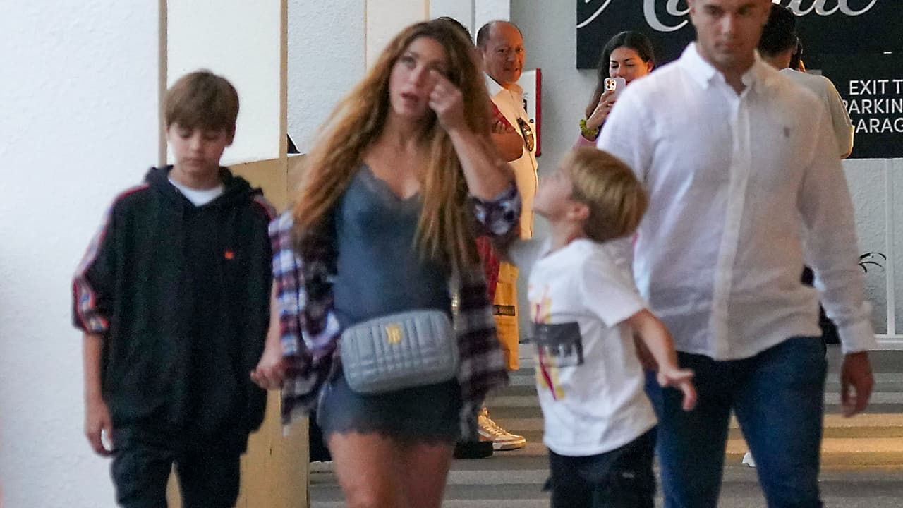 La salida a cenar de Shakira se suscita mientras en España se reporta la supuesta molestia de su ex, Gerard Piqué, por exponer a sus hijos en su nuevo video.