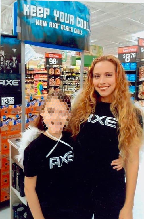 Nació el 12 de agosto de 1982 en Florida. Mide 5'4'' y pesa 100 libras. Tienes ojos verdes y su pelo podría ser de otro color, probablemente rojo. Tiene un lunar encima de su labio izquierdo.