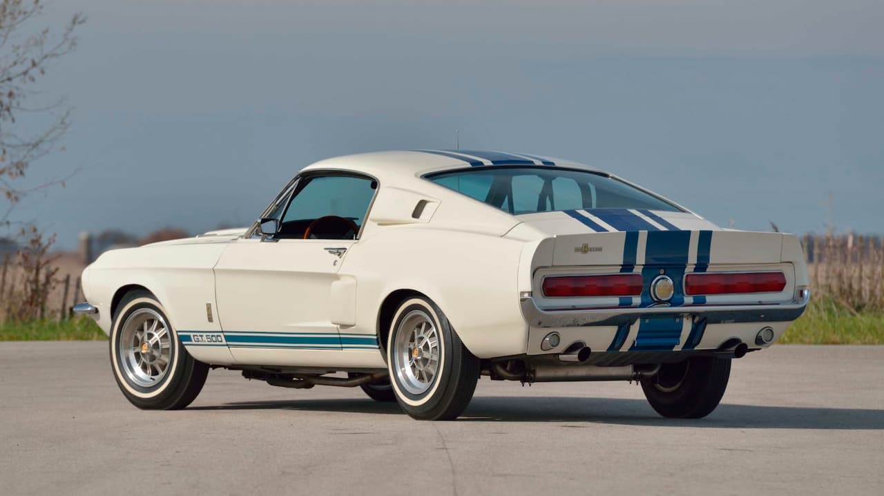 Afortunadamente el Shelby GT500 Super Snake 1967 fue tratado por sus sucesivos dueños mejor que lo que los suyos trataron 
<b><a href="https://www.univision.com/noticias/autos-historicos/chatarra-cincuentenaria-abandonada-en-texas-vale-millones-de-dolares" target="_blank">al pobre Little Red, o rojillo</a></b>, otro Shelby Mustang único de la misma época que fue reducido a estatus de chatarra después de años bajo el inclemente sol texano. En sus 52 años de existencia, el GT500 Super Snake 1967 
<b>apenas acusa el paso del tiempo</b>, lo que ha ayudado a aumentar su valor como auto de colección. Solo hizo falta una mínima restauración para ponerlo en condiciones de concurso.