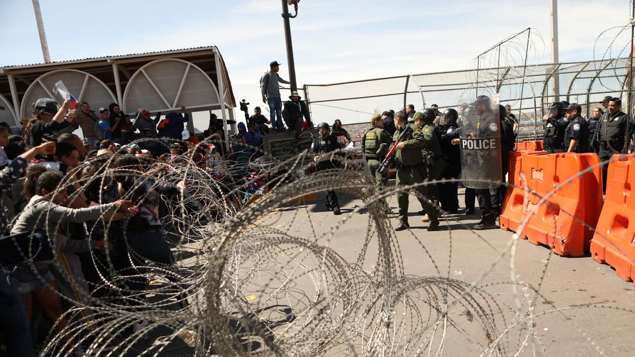 Cientos de migrantes tratan de cruzar por la fuerza el puente Paso del Norte para entrar a Estados Unidos
