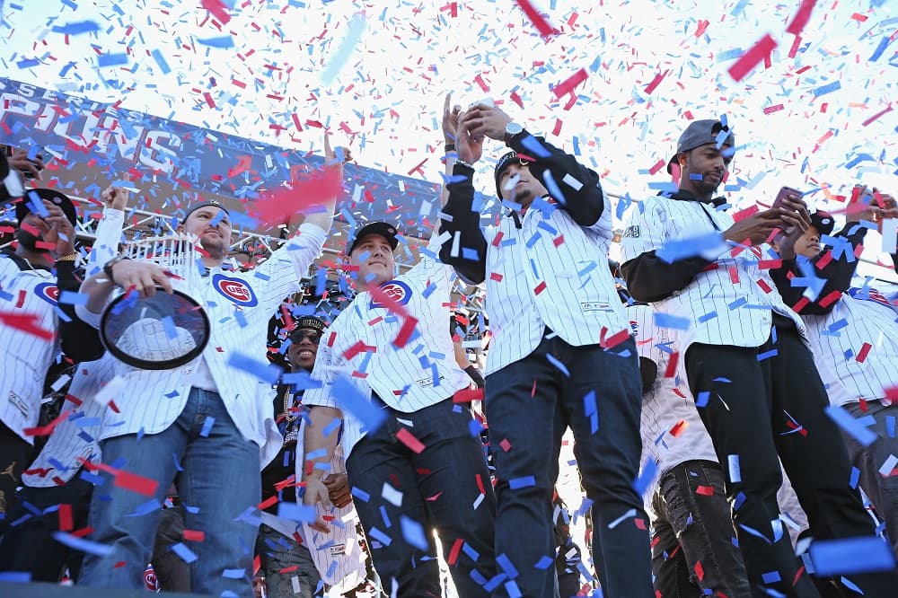 <b>Fin de la maldición de la Cabra: los cachorros de Chicago campeones </b>
<br>
<br>Después de más de un siglo, los Cachorros de Chicago 
<b><a href="http://www.univision.com/deportes/chicago-cubs/cachorros-de-chicago-campeones-un-out-que-tardo-108-anos-en-llegar">consiguieron -tras vencer a los Indios de Cleveland- coronarse como campeones en la Serie Mundial de béisbol</a></b>. Después de 108 años esperando, tras el triunfo la ciudad estalló de alegría y fueron numerosos los actos para conmemorar la victoria. 
<br>