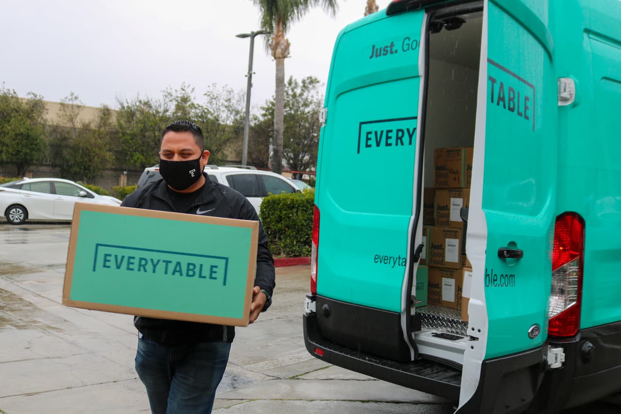 La empresa de alimentos se encargará de empacar una caja con 14 platos de comida y entregarlos a domicilio. El envío llegará de 1 a 2 semanas después de registrarte.