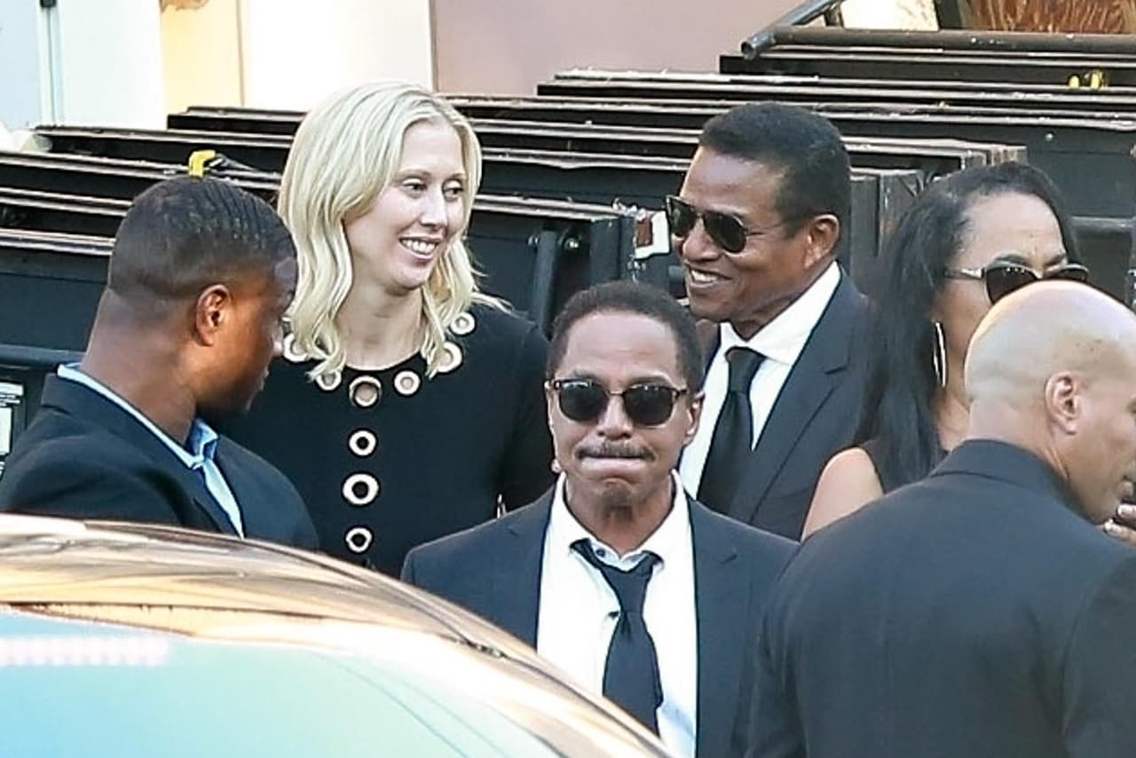 El músico fue sepultado el pasado lunes 2 de julio en el cementerio Forest Lawn Memorial Park de Glendaleen, el mismo lugar donde se encuentran los restos de su hijo, según información del portal 
<a href="https://www.abc.es/estilo/gente/abci-restos-jackson-descansaran-junto-hijo-michael-201807031415_noticia.html" target="_blank">ABC</a>.