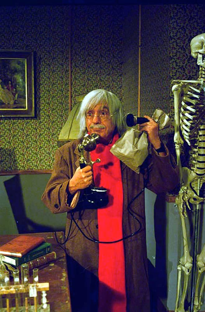 "La idea comenzó a hacerse más grande y tuvimos que aterrizarla más hasta que llegamos a esta idea que lo que busca es
<b><a href="https://www.univision.com/famosos/al-hijo-de-chespirito-le-gustaria-que-gael-garcia-interprete-a-su-papa-pero-no-lo-tendria-facil-fotos" target="_blank"> rememorar el legado de mi padre</a></b>".