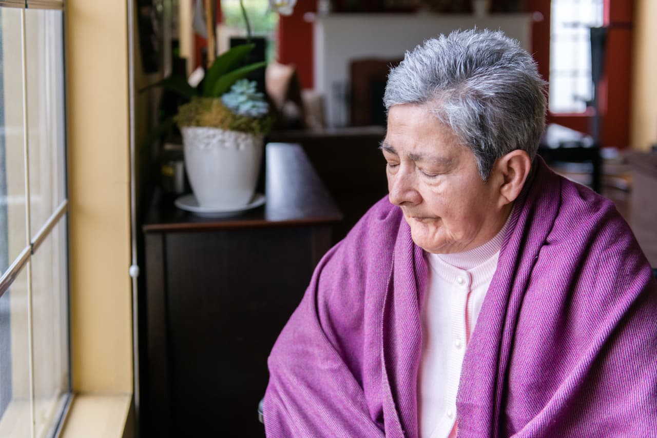 Rivera, de 76 años, fue diagnosticada con Alzheimer en 2004. Aquí está sentada en la casa de su hija en North Hollywood, California.