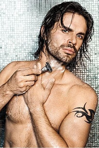 <b><a href="http://www.univision.com/temas/mark-tacher">Mark Tacher</a></b> se realizó un tatuaje en alrededor del vrazo izquiero, aunque no se sabe qué significa, el actor lo porta con orgullo y en cada oportunidad que puede lo muestra a sus seguidoras.