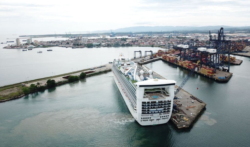 Lisa Lutoff-Perlo, presidenta y directora ejecutiva de Celebrity Cruises, dijo estar satisfecha de "ofrecer a las personas la oportunidad de tener unas vacaciones seguras a bordo del revolucionario Celebrity Millennium".