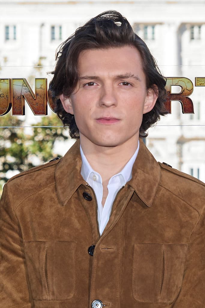 Si bien Tom Holland no es precisamente un adolescente, sus rasgos que lo hacen lucir más joven de lo que es y éste fue uno de los argumentos de los fans para proponerlo. Adicionalmente señalaron que la forma y su peinado alborotado va con la personalidad de Hércules.
