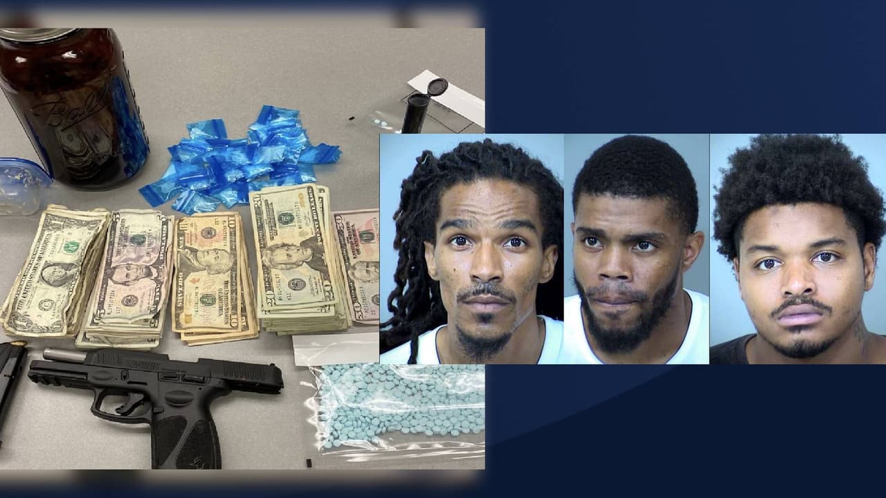 Los oficiales de Phoenix detuvieron un automóvil en el área de la Avenida 19 y Bell Road y confiscaron drogas, efectivo y un arma de fuego. Según el departamento de policía de Phoenix, se encontraron 1,000 píldoras de fentanilo, 33 gramos de metanfetamina y hongos en el vehículo que fue detenido por los oficiales el miércoles 3 de agosto.
<br>