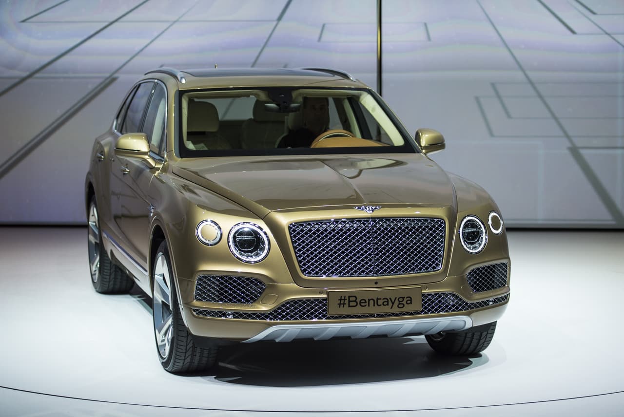 Puesto 2: Bentley se distingue en el segmento de los híbridos con su modelo Bentayga. Este SUV es el único en llevar sistemas de 48 voltios, a diferencia de los 12 tradicionales. Esto permite funciones adicionales, como suspensiones que transforman la energía que surge de cada bache en más autonomía.