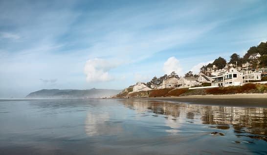 <b>11. Cannon Beach, Oregón.-</b> Una costa que ofrece excelentes paisajes de atardeceres, parques ecológicos para disfrutar de largas caminatas y cuevas marinas para los amantes de la aventura son algunas de las cosas que ofrece esta ciudad de 1,728 habitantes. 
<br>