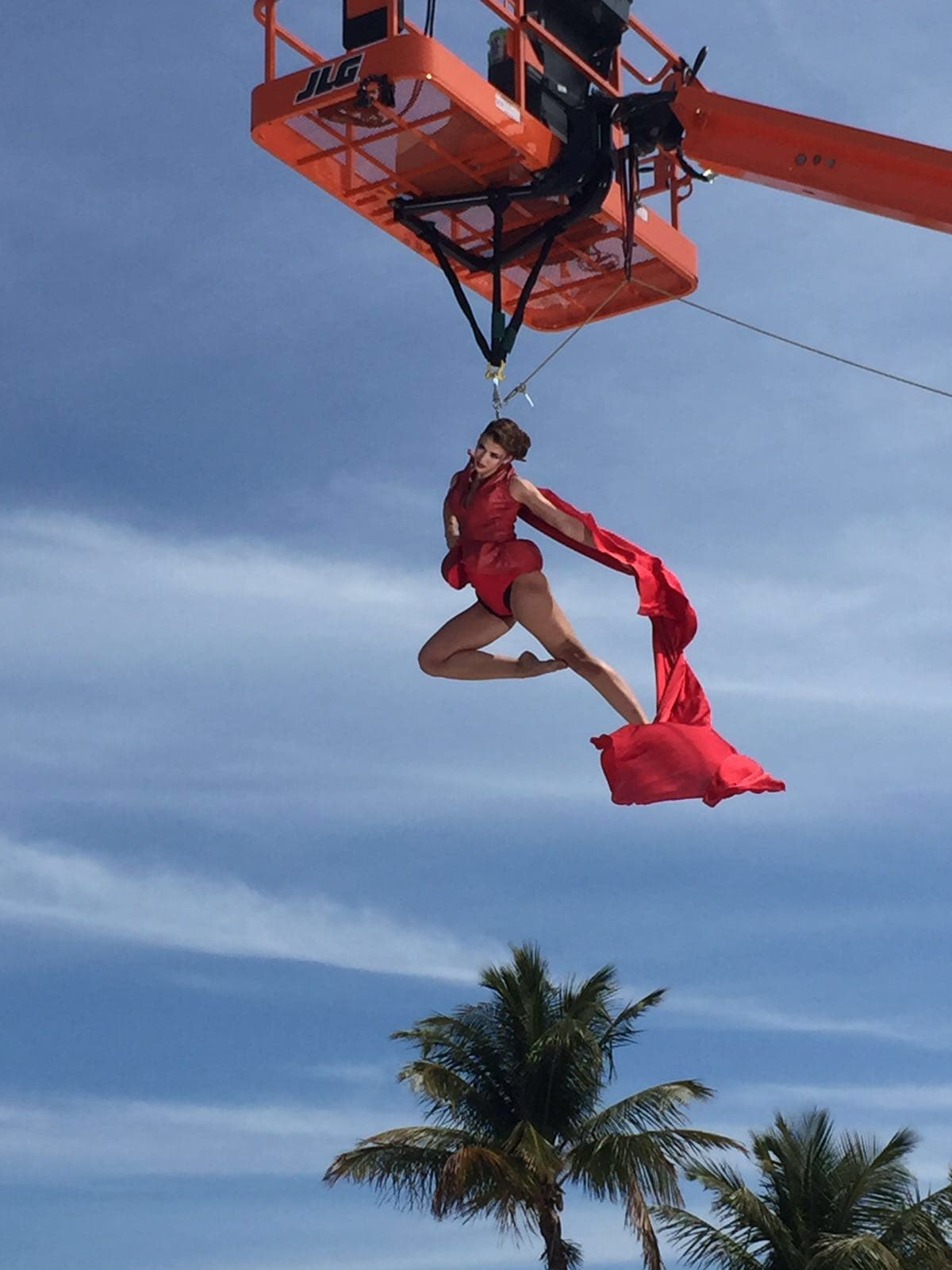 Disfruta las mejores fotos detrás de cámara del difícil reto que enfrentaron las bellas a 20 pies de altura.