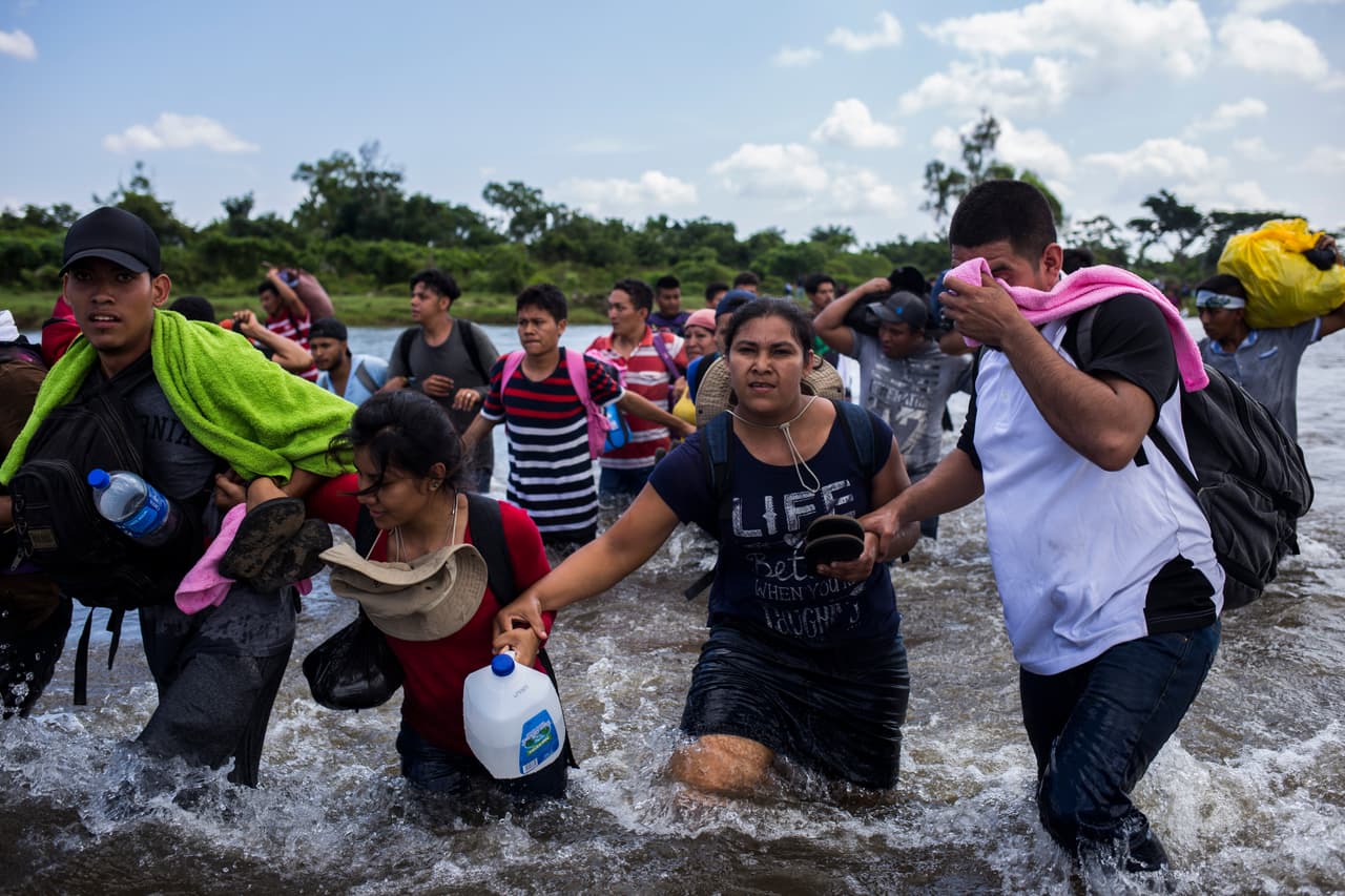 "Tenemos mucha pobreza, tenemos muchas necesidades de superación. No somos criminales, no somos asesinos, no somos ladrones. Nosotros somos gente trabajadora", dijo a las autoridades mexicanas uno de los coordinadores de la caravana que tomó la responsabilidad de hablar por todos.