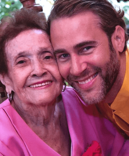 "Se me va uno de los seres de luz más grande que he conocido, una mujer llena de bondad, amor, solidaridad y rectitud. Vivirás en mí y en mi corazón que llenaste de tanto amor y momentos inolvidables que estarán siempre conmigo y alcanzarán a tus bisnietos", indicó el actor de origen dominicano.