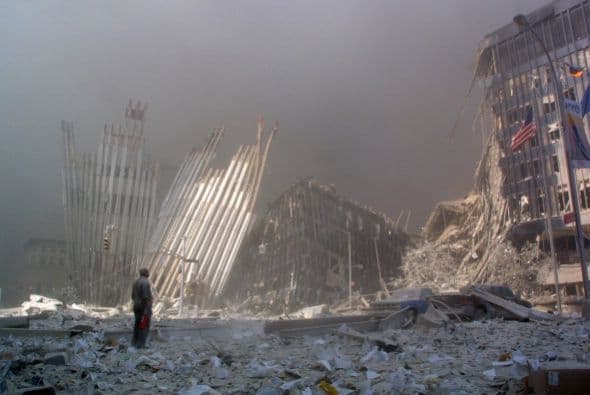 Los escombros que quedaron lo decían todo: el 11 de septiembre del 2001 Estados Unidos sufrió el peor ataque terrorista en su historia. 
<a href="https://www.dosomething.org/us/facts/11-facts-about-911" target="_blank">Limpiar la zona llevaría 9 meses.</a>